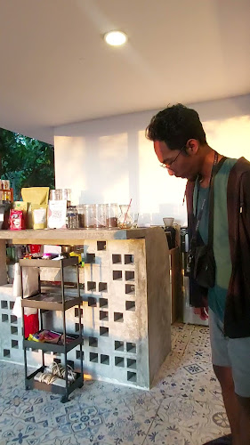 Opinii despre OURS CAFE & TEA HOUSE în Kota Yogyakarta - Gastronomi dan perhotelan