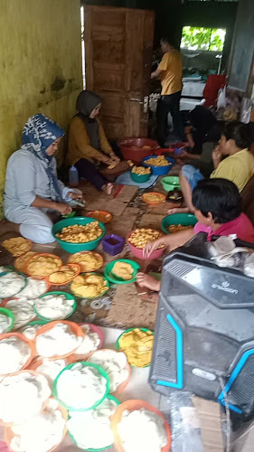 Arai pinang Upik depan tugu asean