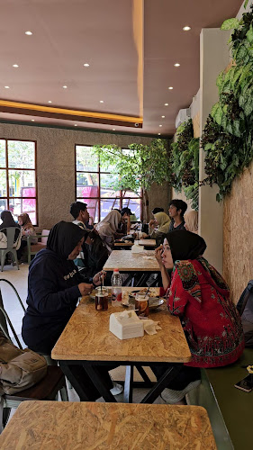 Opinii despre Rest Coffee Eat, Play & Relax în Kota Madiun - Gastronomi dan perhotelan