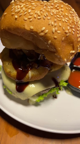 Opinii despre Mighty Melt Burger House în Kota Denpasar - Gastronomi dan perhotelan