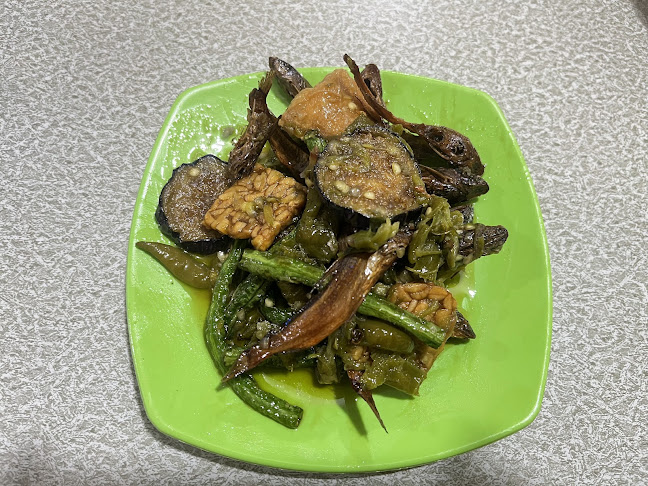 TARASO MAKAN PADANG (AYAM GEPREK & IKAN ASIN) - Gastronomi dan perhotelan