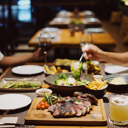 Opinii despre Cutt & Grill The Breeze în Kabupaten Tangerang - Gastronomi dan perhotelan