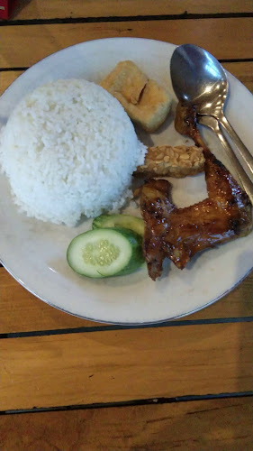 Opinii despre Warung Wareg Ngandat în Kota Batu - Gastronomi dan perhotelan