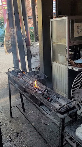Opinii despre Sate Ayam Tegal Pak Tjasmadi Sidjan în Kota Tegal - Gastronomi dan perhotelan