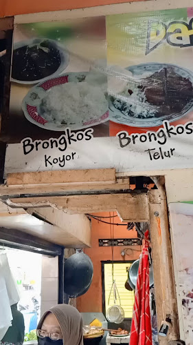Opinii despre Warung Brongkos Handayani în Kota Yogyakarta - Gastronomi dan perhotelan
