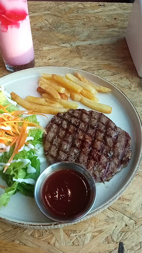 Opinii despre Rest Coffee Eat, Play & Relax în Kota Madiun - Gastronomi dan perhotelan