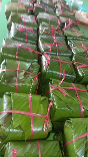 Nasi bungkus daun ( GM ) gonjong merah Depan SMA 5 Bukittinggi