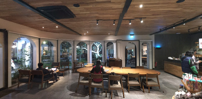 Opinii despre Starbucks Ciumbuleuit în Kota Bandung - Gastronomi dan perhotelan