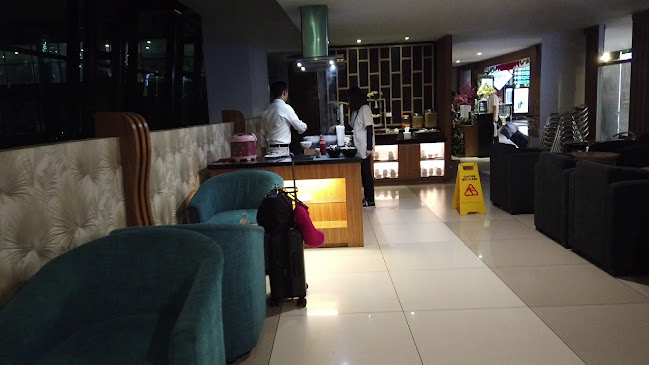 Opinii despre SAPHIRE BLUE SKY LOUNGE în Kota Tangerang - Gastronomi dan perhotelan