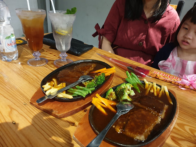 Opinii despre Lotus Bistro în Kota Lubuklinggau - Gastronomi dan perhotelan