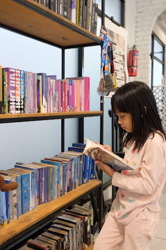 Opinii despre Maraca Books And Coffee în Kota Bogor - Gastronomi dan perhotelan