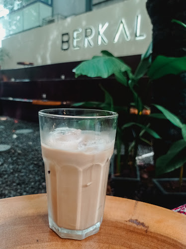 Opinii despre Berkala Coffee Bintaro în Kota Tangerang Selatan - Gastronomi dan perhotelan