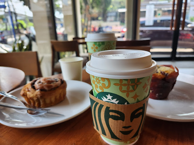 Starbucks Ciumbuleuit - Gastronomi dan perhotelan