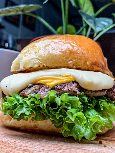 Burger Hos! - Gastronomi dan perhotelan