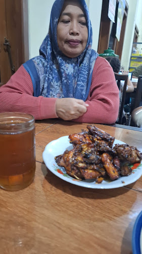 Opinii despre Warung Makan Ayam Bakar Bu Wati în Kota Salatiga - Gastronomi dan perhotelan