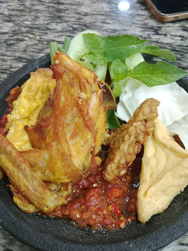 Jl. Kusuma Bangsa No.40, Ketabang, Kec. Genteng, Surabaya, Jawa Timur 60272