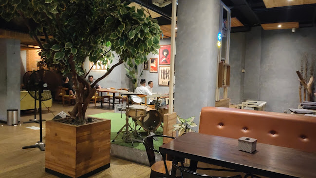 Loteng Cafe Modernland - Gastronomi dan perhotelan