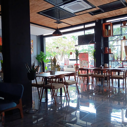 Loteng Cafe Modernland - Gastronomi dan perhotelan