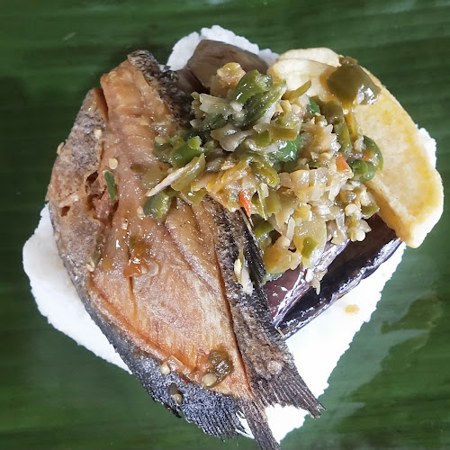 Nasi bungkus daun ( GM ) gonjong merah Depan SMA 5 Bukittinggi