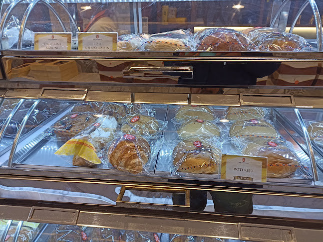 Holland Bakery - RS Urip Sumoharjo