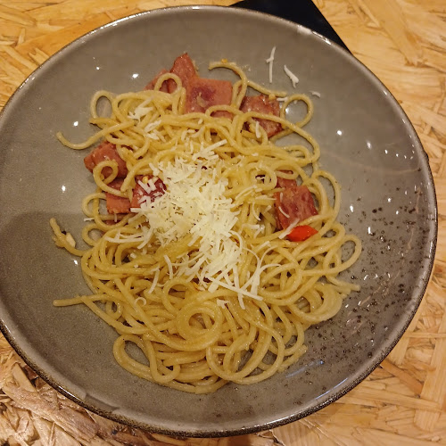 Opinii despre Rest Coffee Eat, Play & Relax în Kota Madiun - Gastronomi dan perhotelan