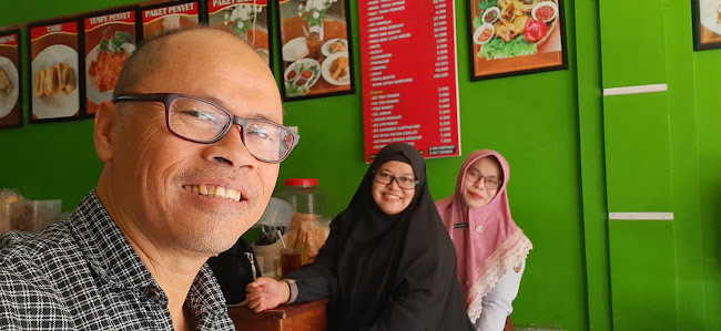 Ayam Goreng Mbak Yuli - Gastronomi dan perhotelan