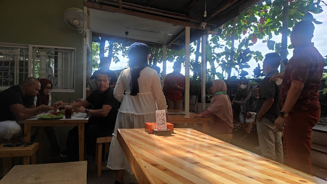 Pondok Makan Tapi Sungai - Gastronomi dan perhotelan