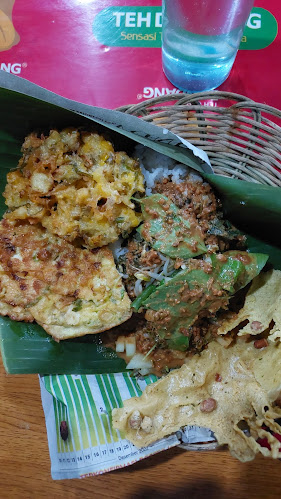 Nasi Pecel Pincuk (Khas Madiun) - Gastronomi dan perhotelan
