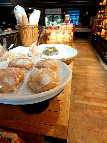 Sam's Pattiserie, Boulangerie, and Desserts - Gastronomi dan perhotelan