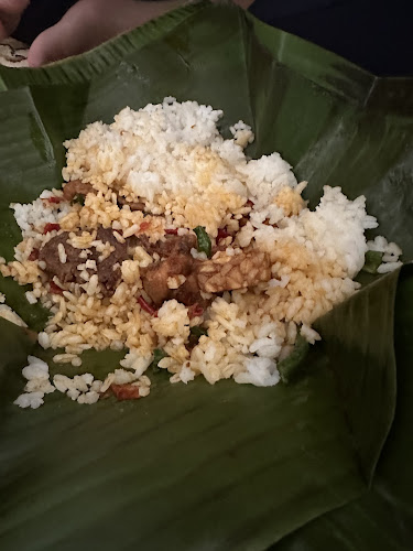 Nasi bungkus daun ( GM ) gonjong merah Depan SMA 5 Bukittinggi