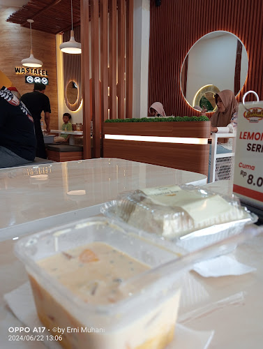 Opinii despre Labbaik Chicken Kaligandu în Kota Serang - Gastronomi dan perhotelan