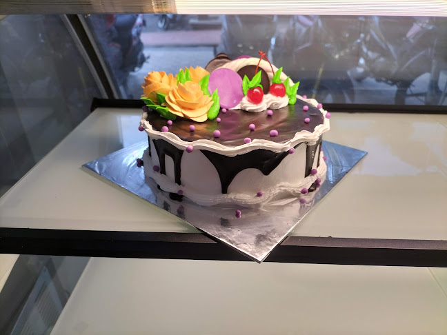 GOLDEN BAKRY & CAKES