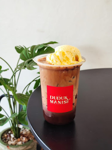 DUDUK MANIS & CO
