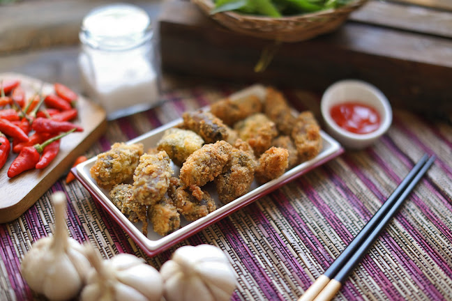 Cumi Hitam Racun, Praya - Gastronomi dan perhotelan