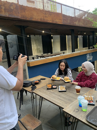 Opinii despre TALK SPACE în Kota Makassar - Gastronomi dan perhotelan