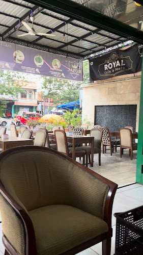 Royal Cafe and Resto - Gastronomi dan perhotelan