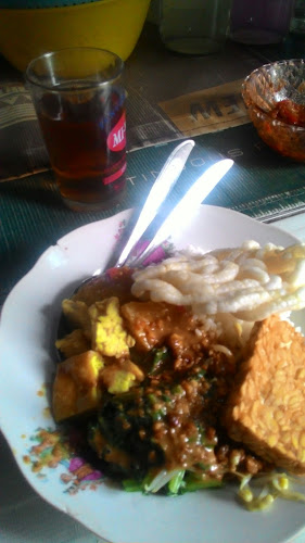 Opinii despre Warung Pojok cak bud în Kota Malang - Gastronomi dan perhotelan