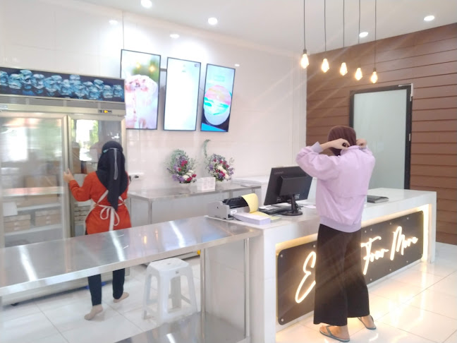 Opinii despre Eight Four More în Surabaya - Gastronomi dan perhotelan