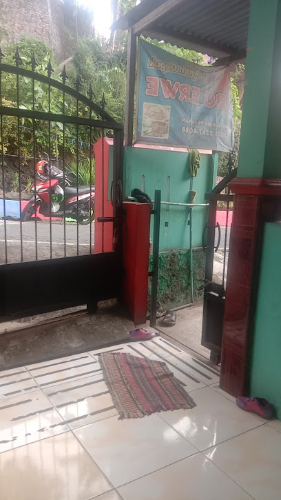 Nasi goreng dan ayam gepuk Bu Erwe