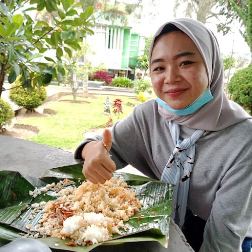 Nasi bungkus daun ( GM ) gonjong merah Depan SMA 5 Bukittinggi - Gastronomi dan perhotelan