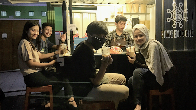 Comentarii opinii despre Ethyphenol Coffee and Entertain