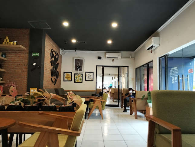 Coffee Toffee Airlangga Corner - Surabaya