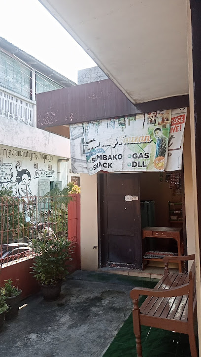 Kue donat dan lapis pelangi pak Tom