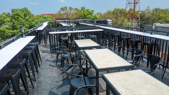 LIQUID CAFE ROOFTOP - Gastronomi dan perhotelan
