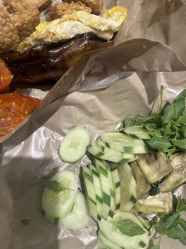 Comentarii opinii despre Warung Penyetan Bu Erna