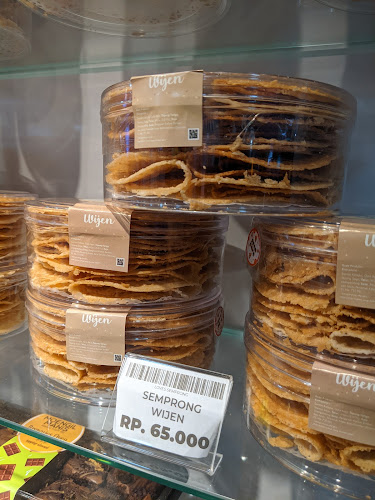 Opinii despre Siliwangi Bolu Kukus Bandara Soetta în Kota Tangerang - Gastronomi dan perhotelan