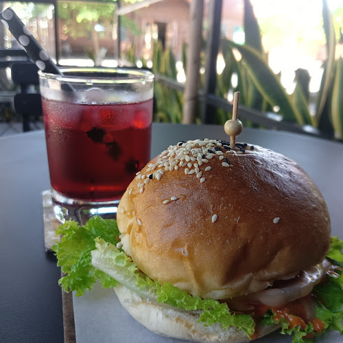 Opinii despre Nopin Bar & Coffee în Kota Denpasar - Gastronomi dan perhotelan