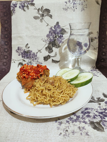 Opinii despre Geprek dan penyetan MomGwyn Patuha Raya în Kota Semarang - Gastronomi dan perhotelan