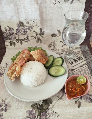 Geprek dan penyetan MomGwyn Patuha Raya - Gastronomi dan perhotelan