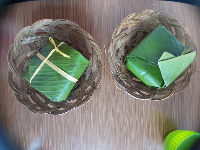Nasi bungkus daun ( GM ) gonjong merah Depan SMA 5 Bukittinggi - Gastronomi dan perhotelan